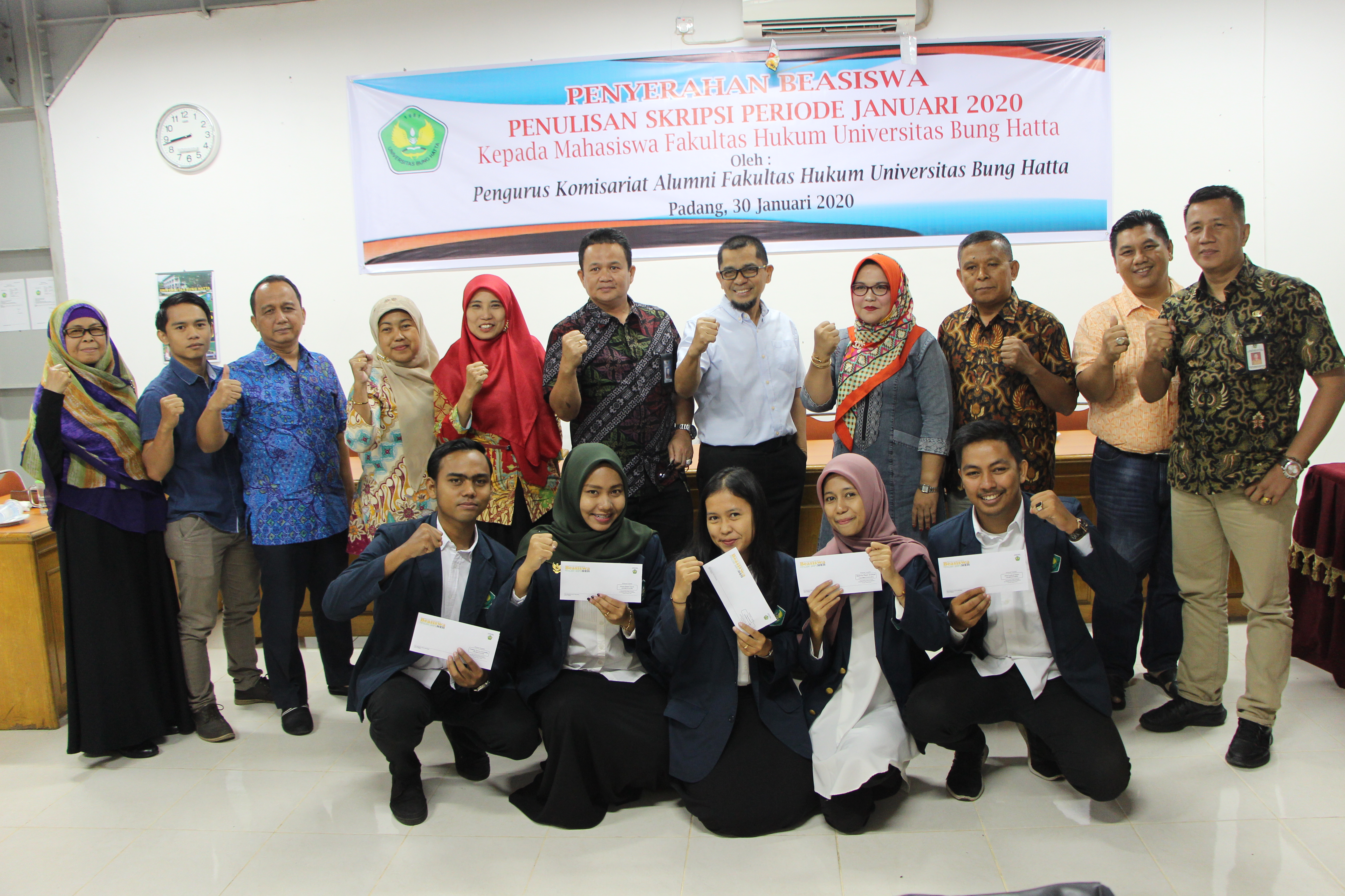 Komisariat Alumni Fakultas Hukum UBH Beri Beasiswa untuk Lima Mahasiswa