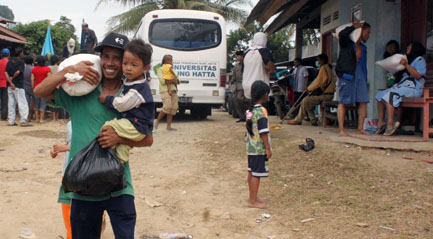 FE-UBH Salurkan Bantuan Kepada Korban Banjir Bandang Kota Padang