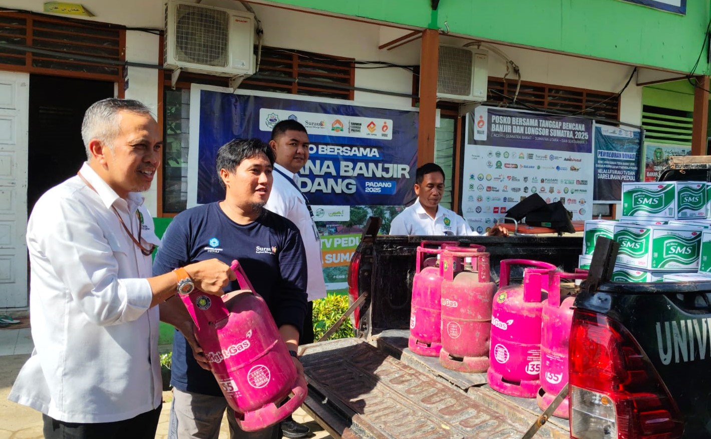 Universitas Bung Hatta Salurkan Bantuan Peduli Bencana Melalui Posko Bersama Yayasan Dar el-Iman