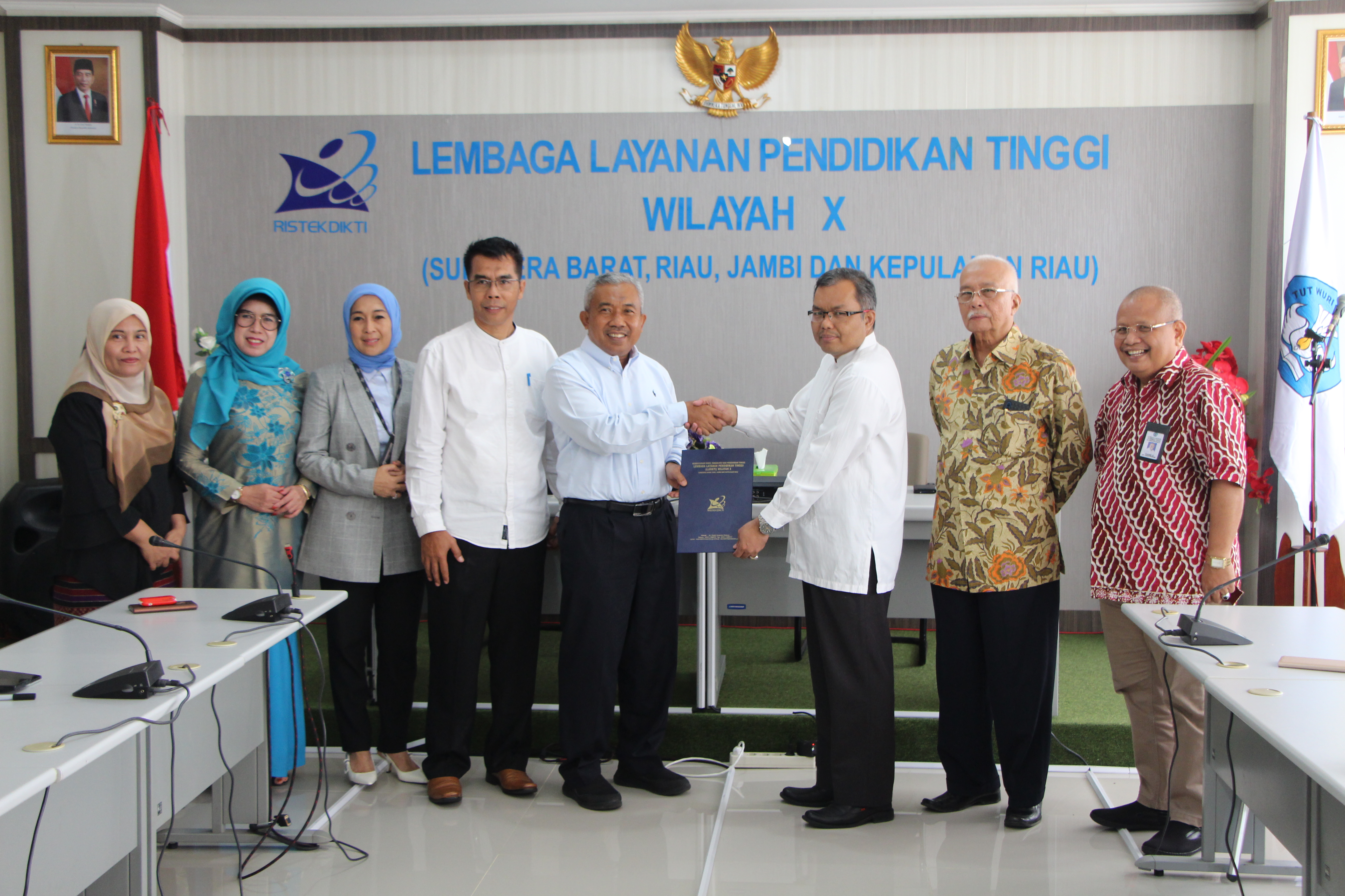 Kepala LLDikti Wilayah X Serahkan SK Guru Besar kepada Prof. Dr. Hendra Suherman, M.T., Guru Besar di Bidang Teknik Mesin UBH