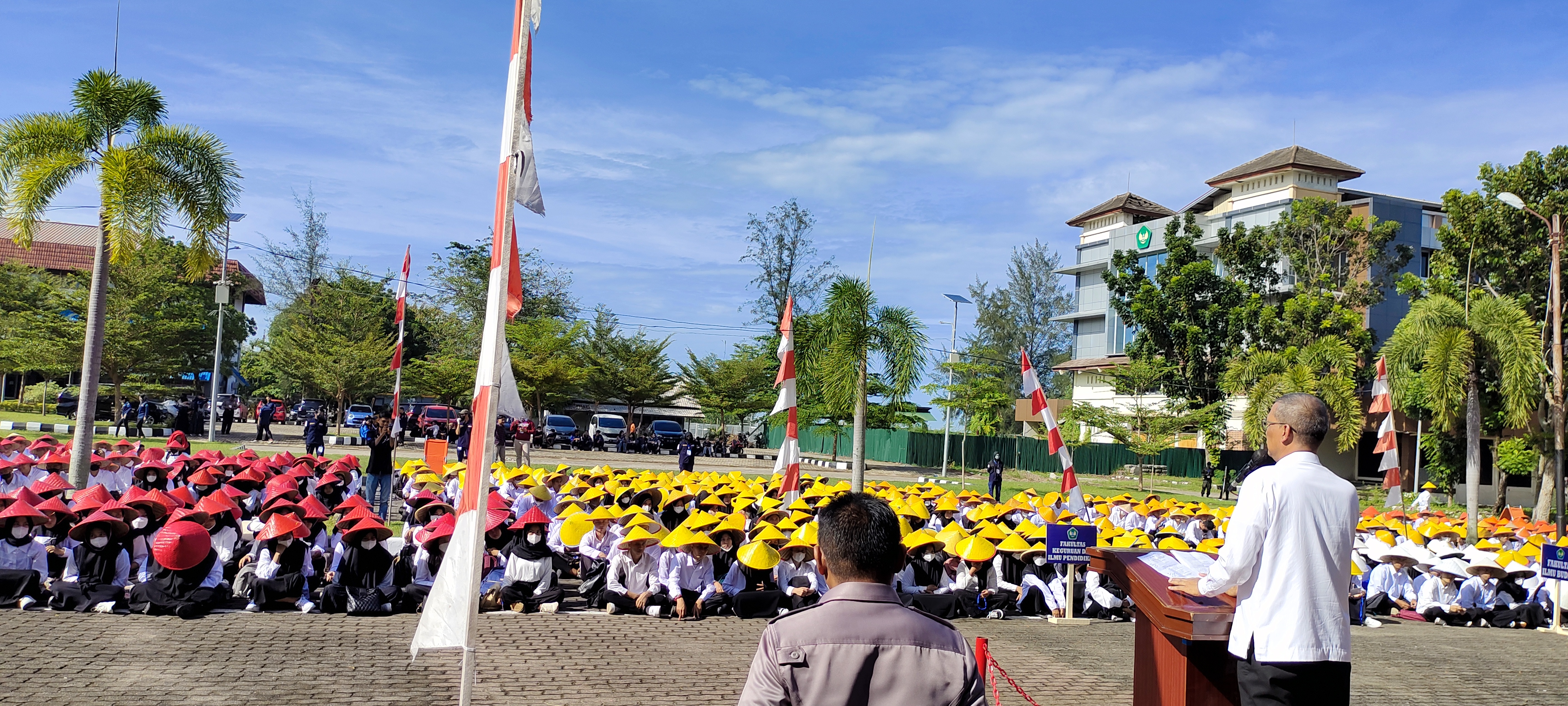 Semarak PKKMB 2022 Universitas Bung Hatta: Pesta Caping Warna-warni