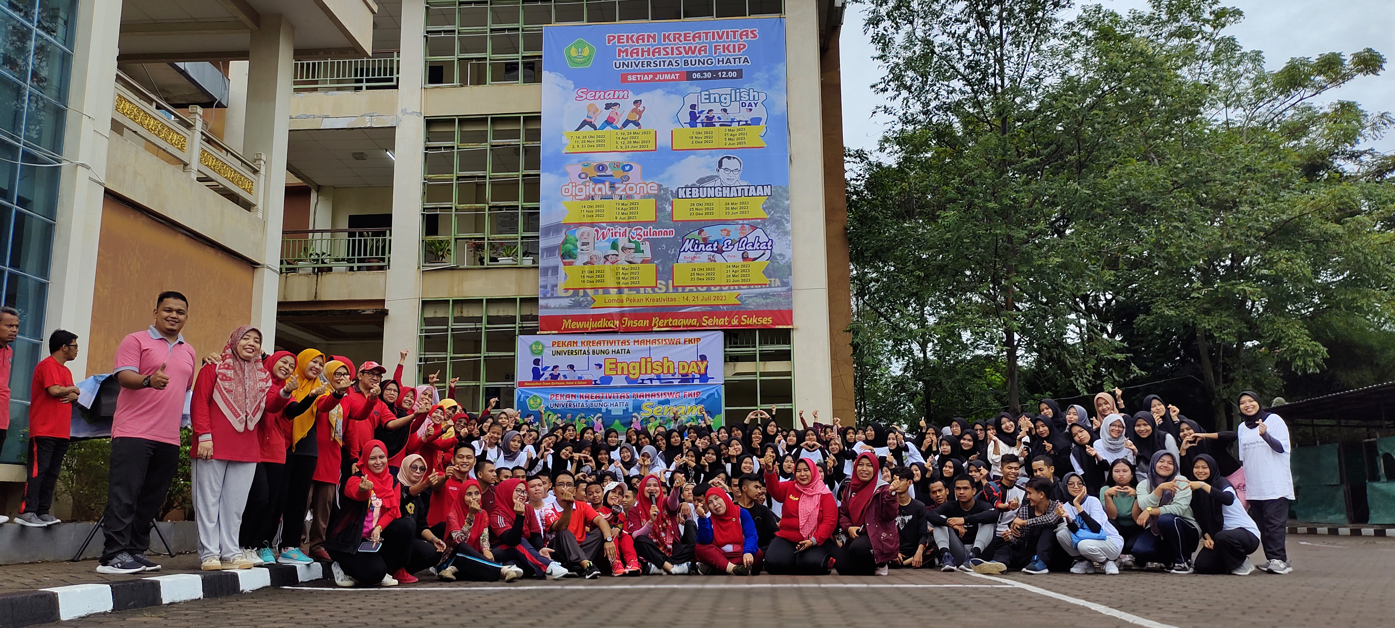 Meriahkan Pekan Kreativitas Mahasiswa, Pimpinan Fakultas dan Mahasiswa FKIP Ikuti Senam Pagi