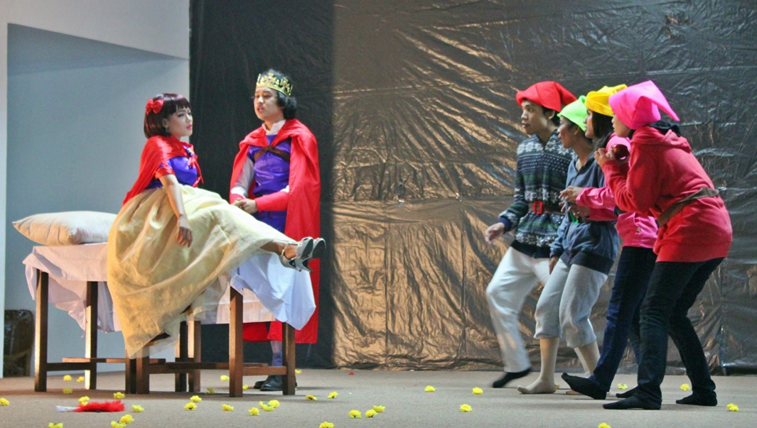 Mahasiswa Sastra Inggris Universitas Bung Hatta Tampilkan Drama on Stage