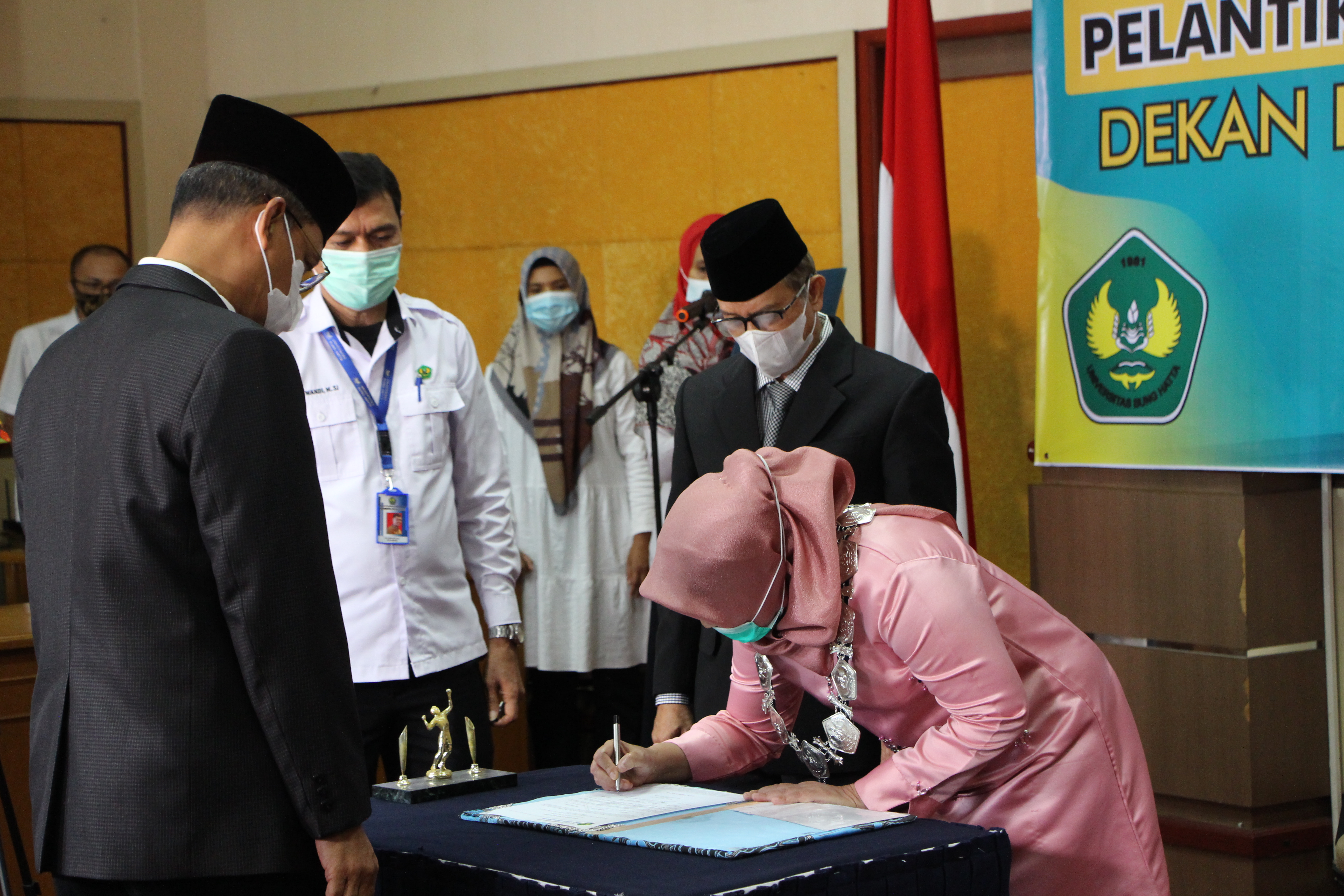 Prof. Dr. Reni Desmiarti, M.T., Dilantik sebagai Dekan FTI Universitas Bung Hatta Periode 2021-2025