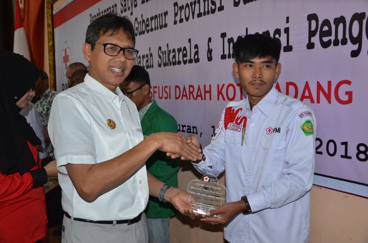 KSR-PMI Proklamator Universitas Bung Hatta Terima Penghargaan Instansi Penggerak Donor Darah Sukarela