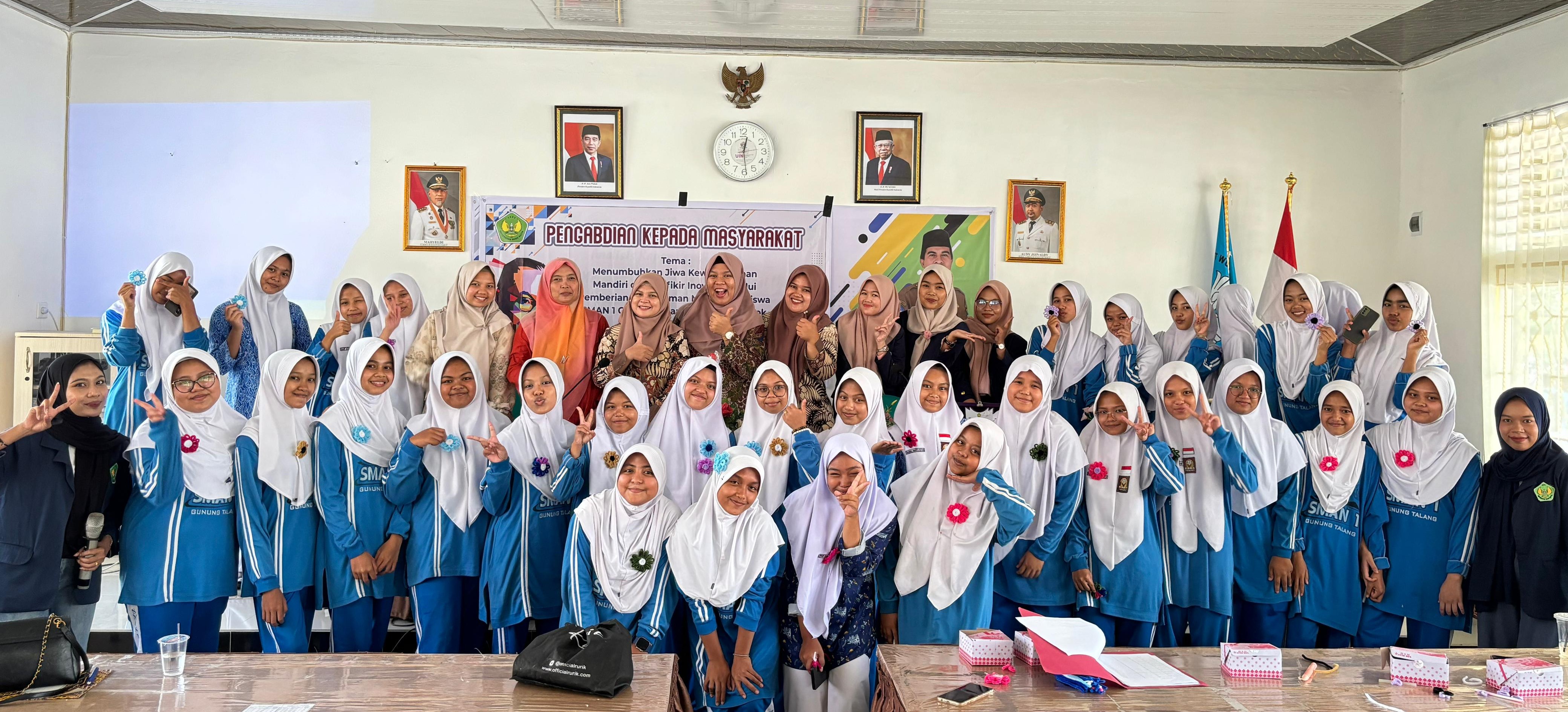 PKM Prodi Manajemen FEB Universitas Bung Hatta Berbagi Pengalaman Kewirausahaan kepada Siswa SMA N 1 Gunung Talang Kabupaten Solok