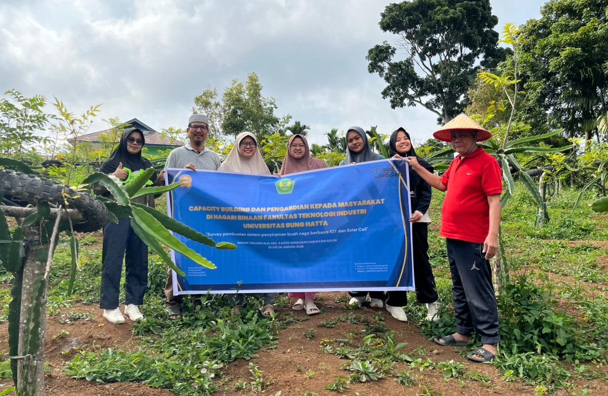 Tim PKM FTI Universitas Bung Hatta Survei Sistem Penyiraman Buah Naga Berbasis IoT dan Solar Cell di Nagari Binaan Tanjung Alai