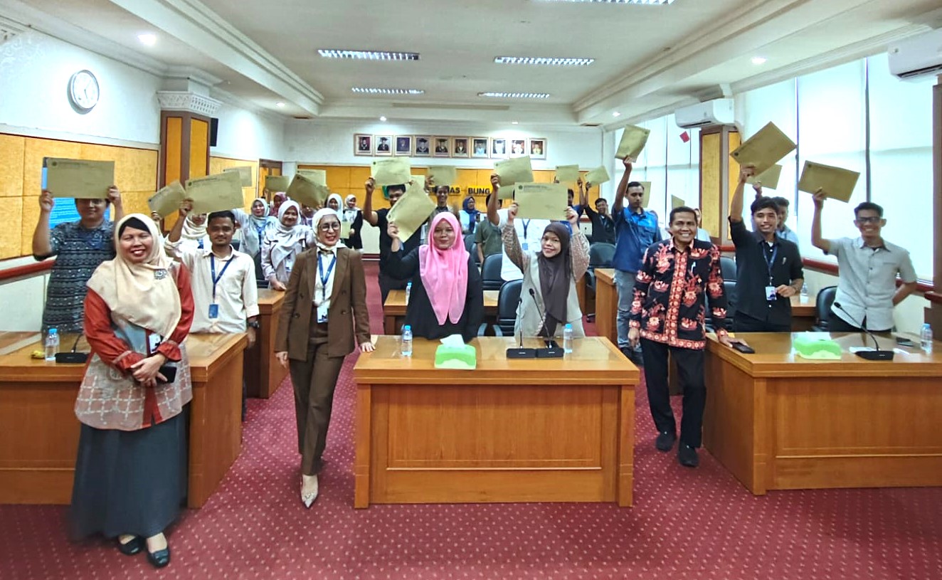 26 Tendik Universitas Bung Hatta Terima Surat Keputusan Peningkatan Status Kepegawaian