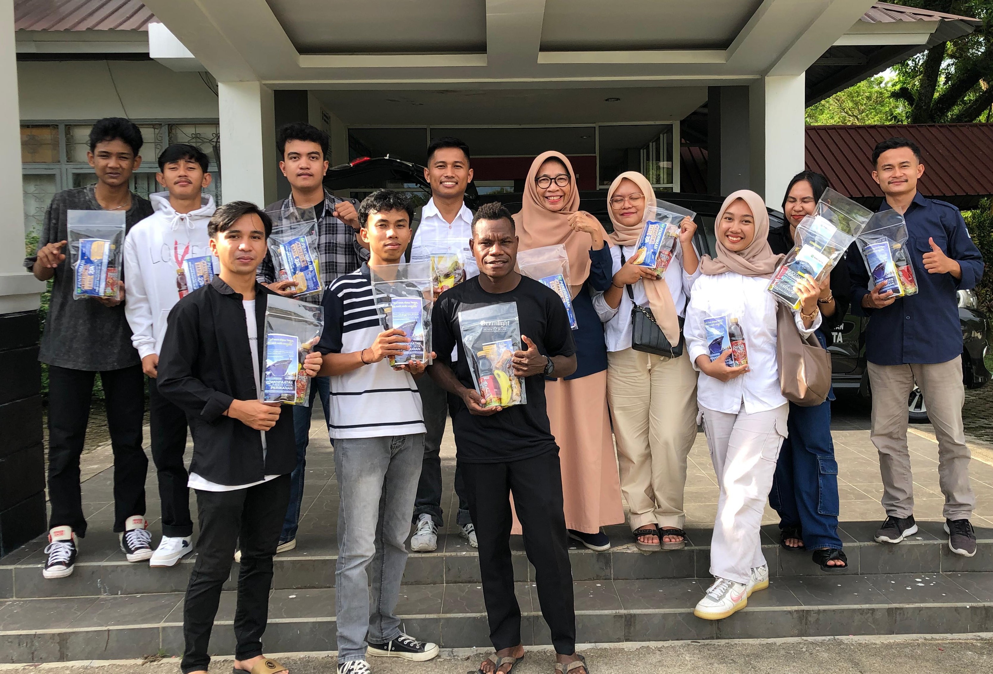Semarakkan Ramadan, Pengurus BEM dan DPMF FPIK Universitas Bung Hatta Berbagi Takjil