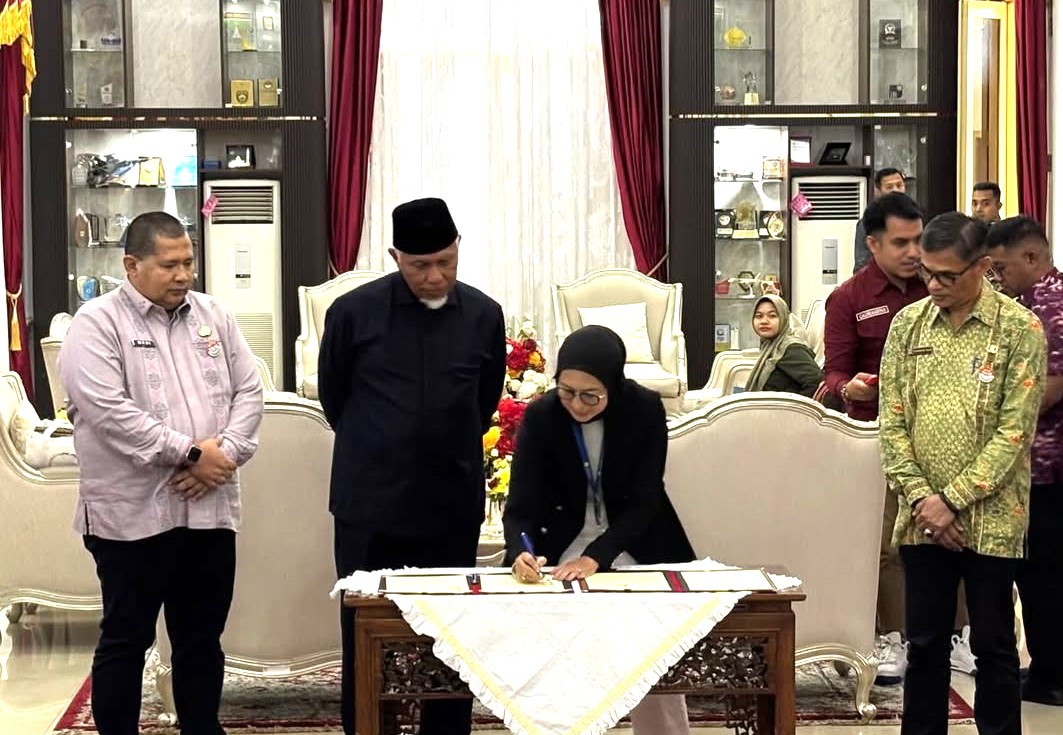 Rektor Universitas Bung Hatta Tanda Tangani MoU Antara Pemprov Sumbar Bersama Dengan 6 PTS  Serta Dengan Taman Mini Indonesia Indah