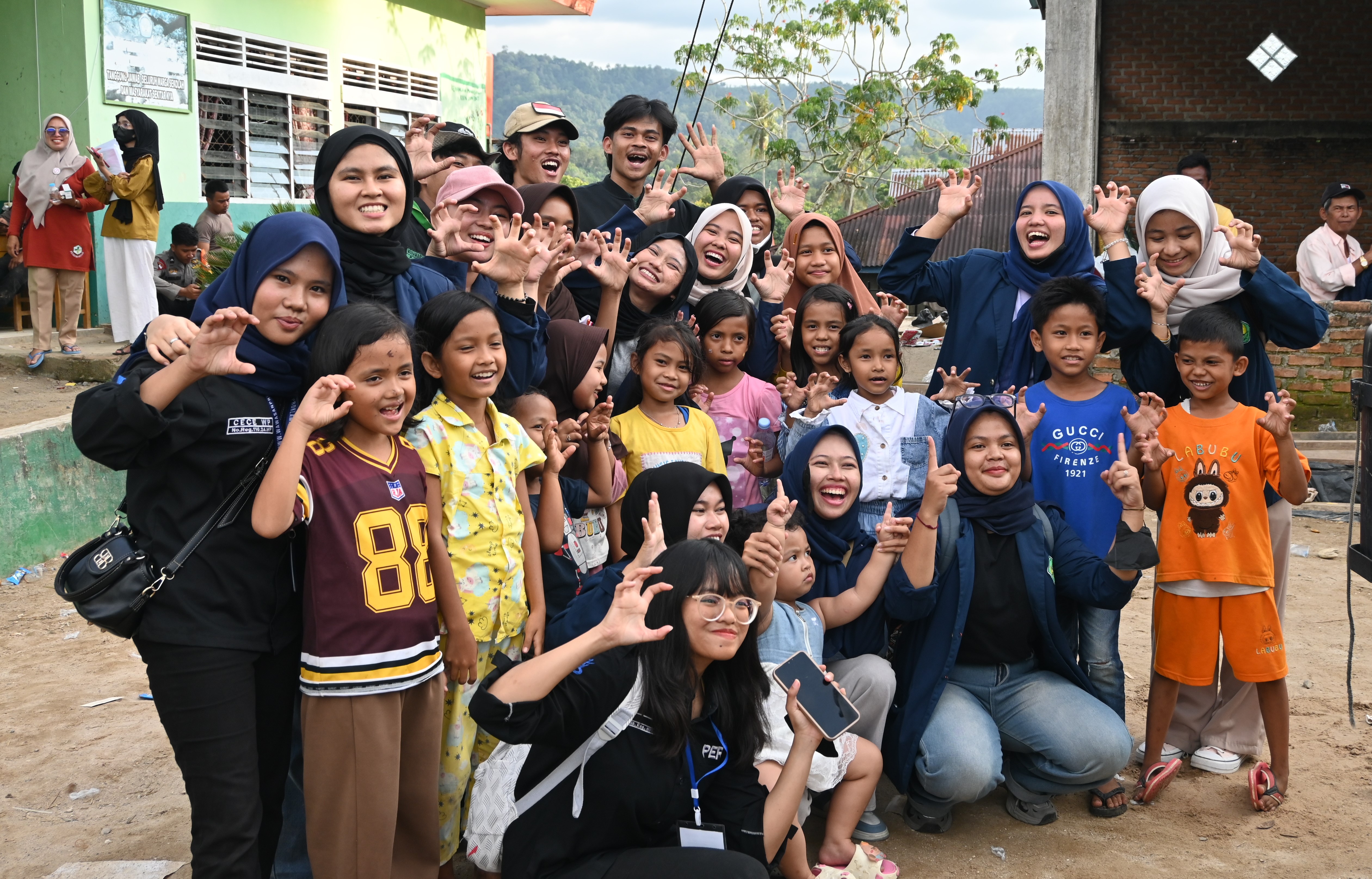 Bantu Pulihkan Psikis Korban Bencana, Mahasiswa Universitas Bung Hatta Berikan Trauma Healing Bagi Anak-Anak Penyintas Bencana di Posko Nagari Salareh Aia, Palembayan Agam