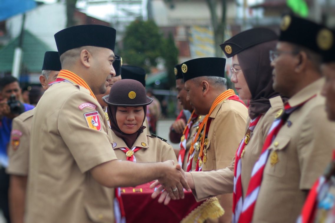 Fifi Septiana S.H, M.H. Kebid Kepatuhan dan Manajemen Risiko SPI Terima Lencana Dharma Bakti
